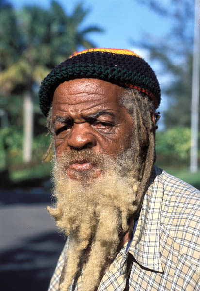 Retrato señor con barbas rastas