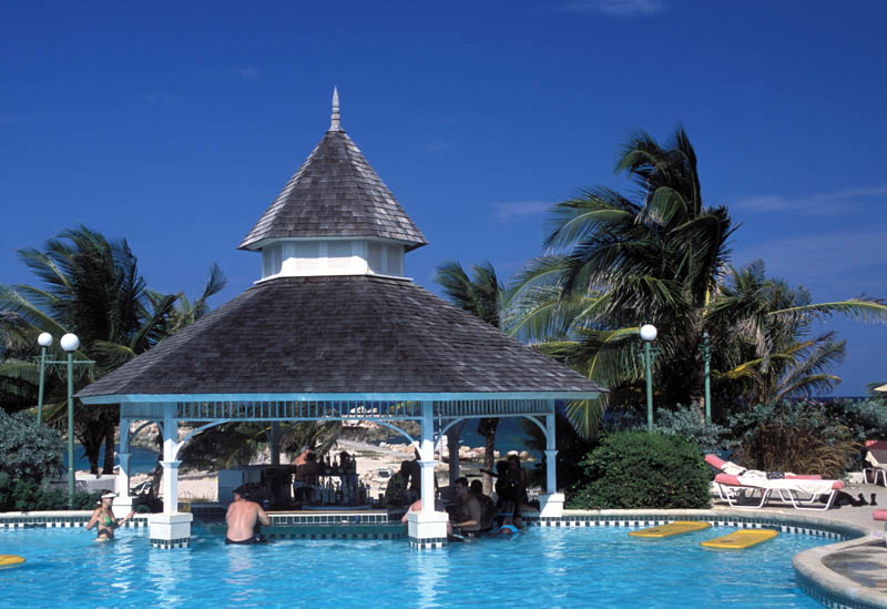 Chiringuito en piscina hotel.